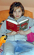 In die Welt der Bücher abtauchen: Karin (11) ist ein Fan von Cornelia Funke und liebt das Buch „Tintenherz“.