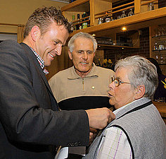 Clubchef Hartwig Rodde (links) zeichnete Reimer Henningsen und Ulrike Fago für 50-jährige Mitgliedschaft aus.