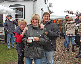 Hatten viel Spaß und viele Gäste bei ihrem Garagenflohmarkt: Ilse Grabowski, Brigitte Kippar und Susanne Schröter beteiligten sich mit einer privaten Aktion an der Adventsmeile.
