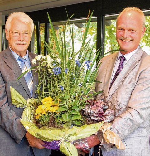 Mit einer großen Blumenschale dankte Sönke Paulsen Wolfgang Steffen (l.) für sein langjähriges Engagement im Amt.
